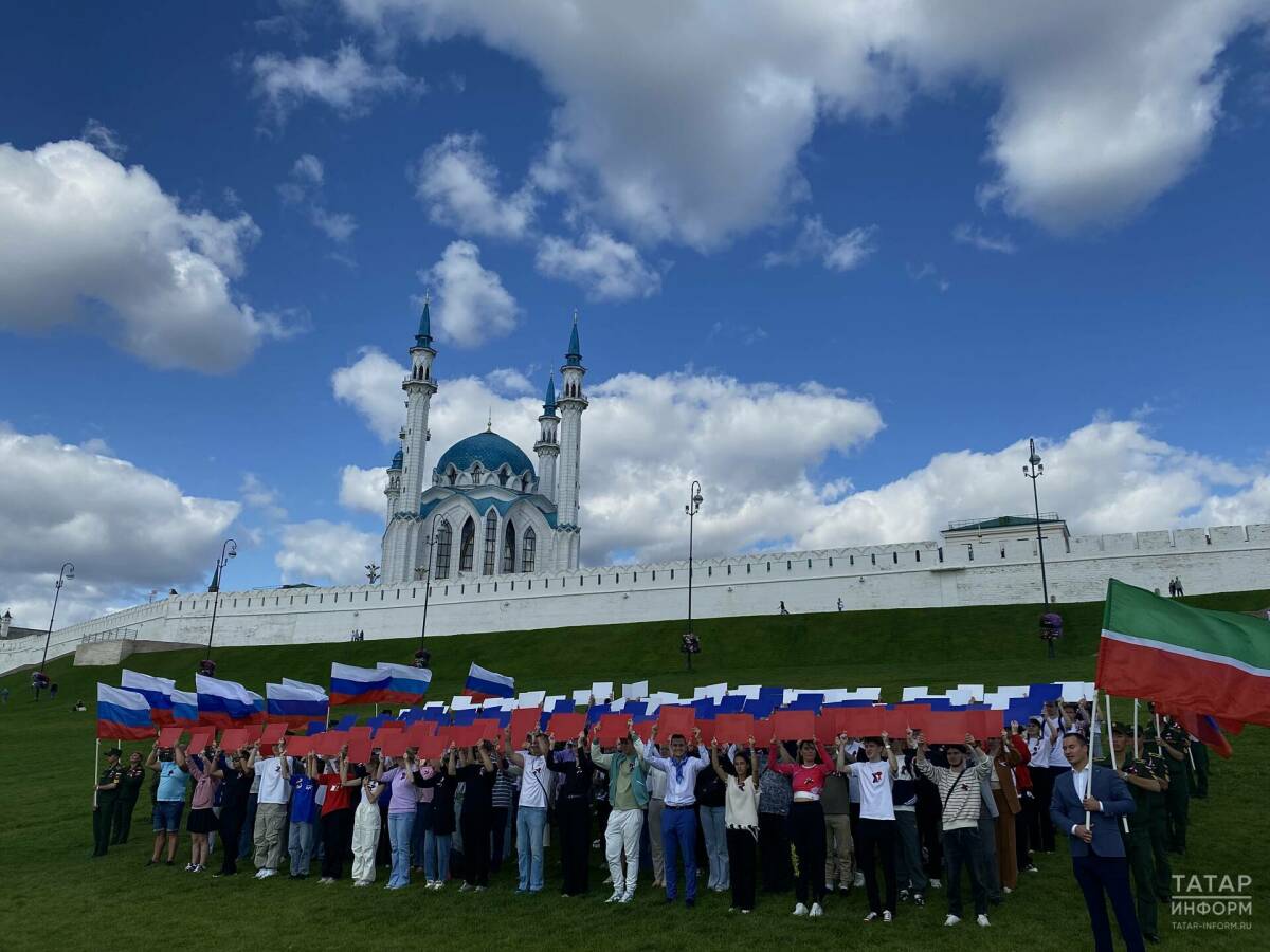 Молодежь Татарстана приняла участие в акции «Живой флаг»