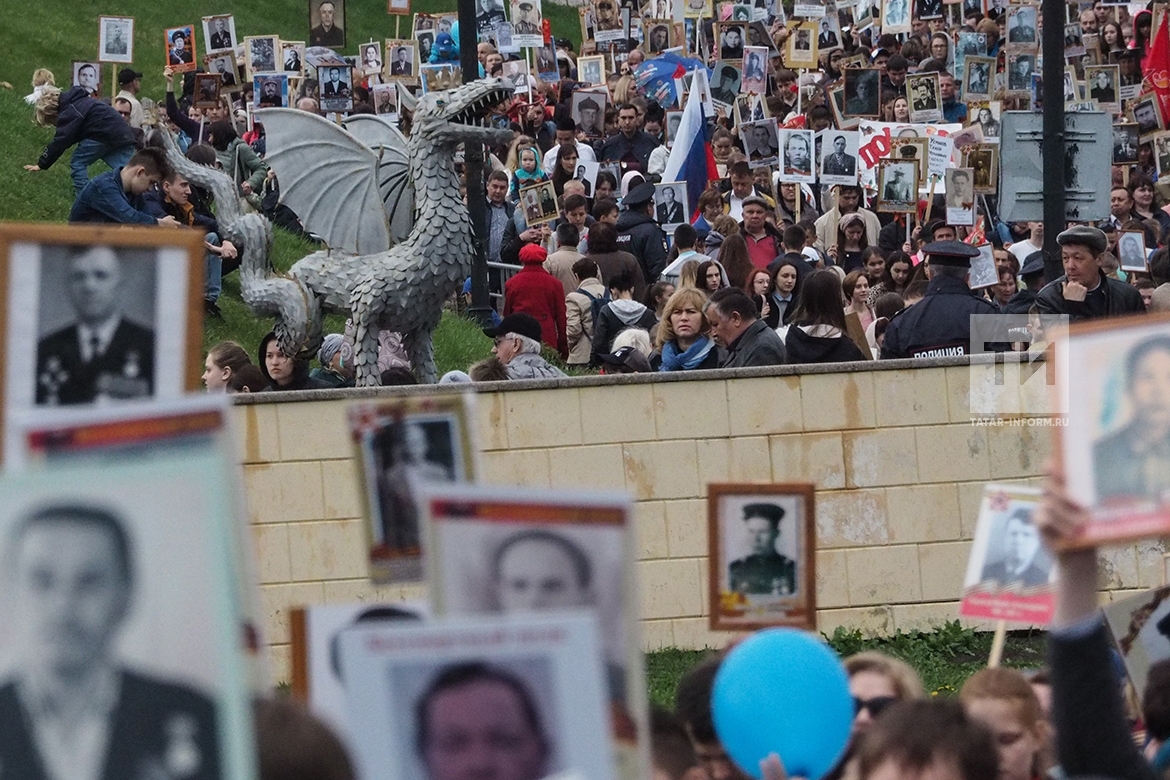 Фоторепортаж с шествия «Бессмертного полка» в Казани