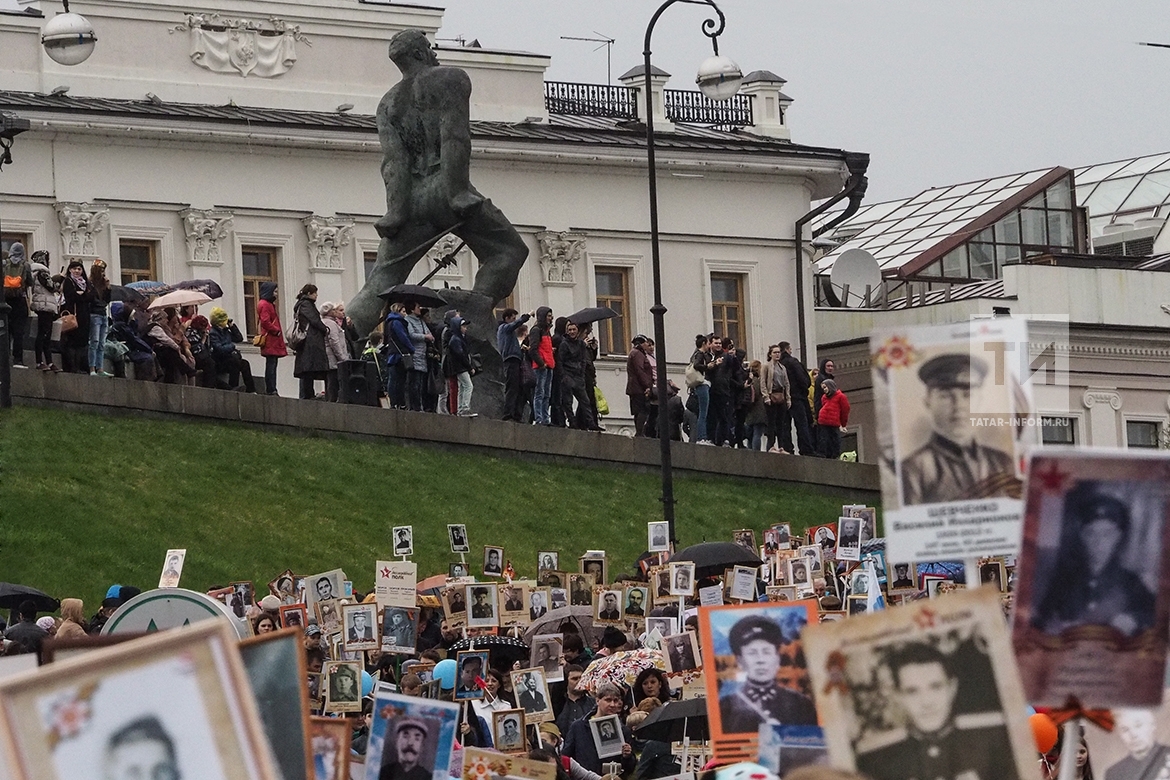 Фоторепортаж с шествия «Бессмертного полка» в Казани