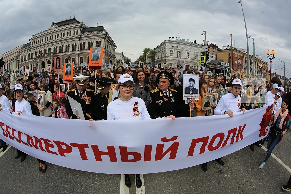 Фоторепортаж с шествия «Бессмертного полка» в Казани