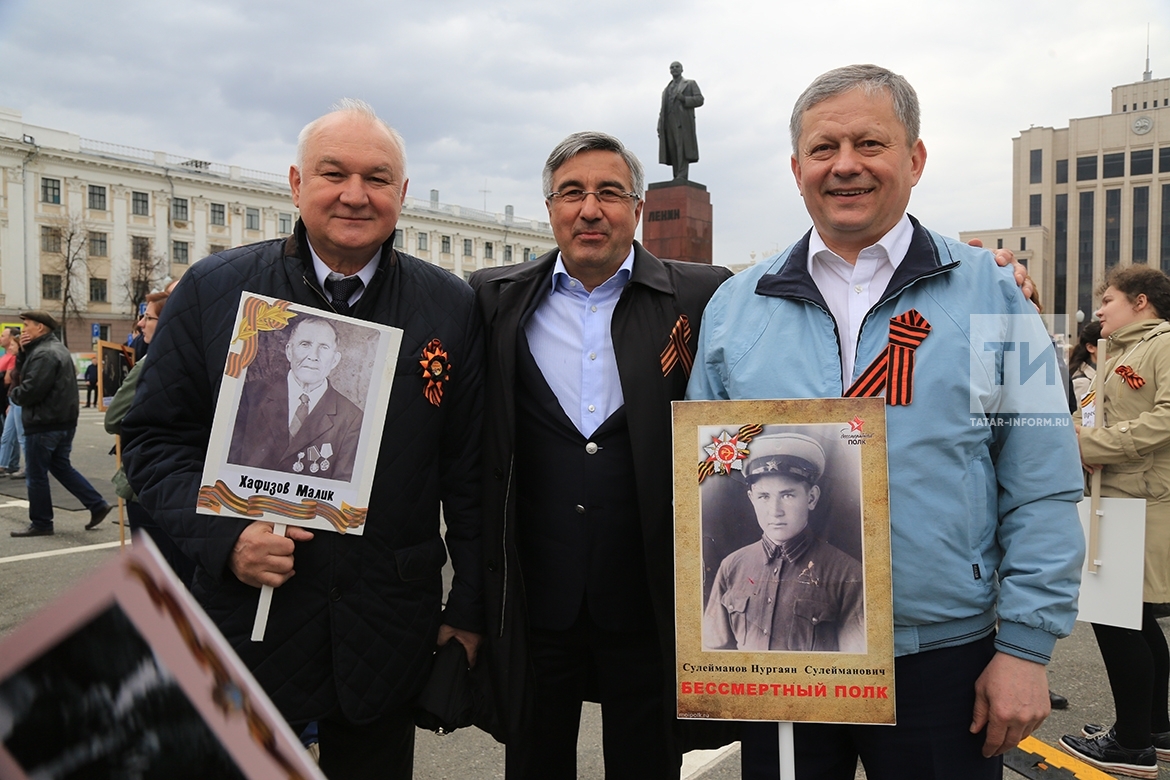 Фоторепортаж с шествия «Бессмертного полка» в Казани