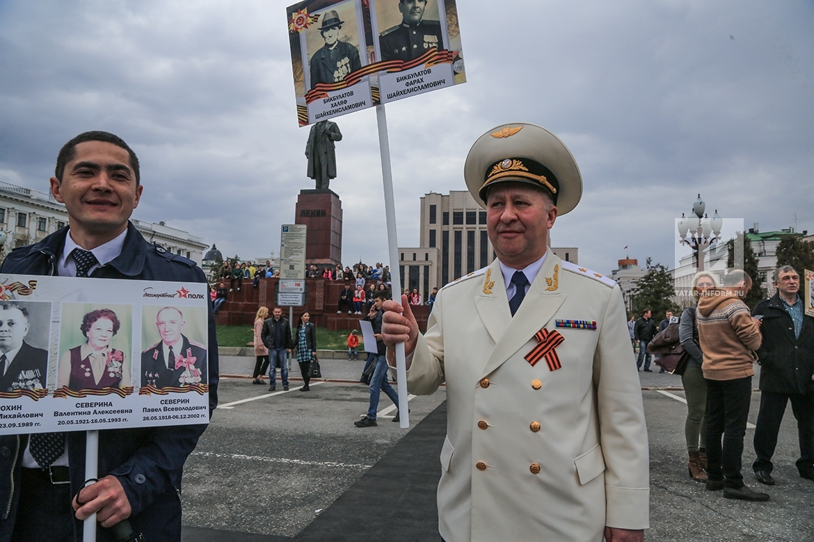 Фоторепортаж с шествия «Бессмертного полка» в Казани