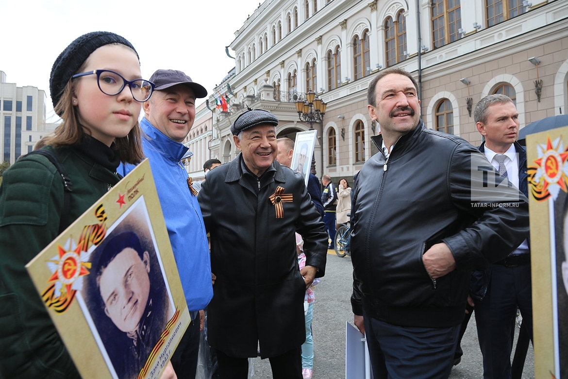 Фоторепортаж с шествия «Бессмертного полка» в Казани