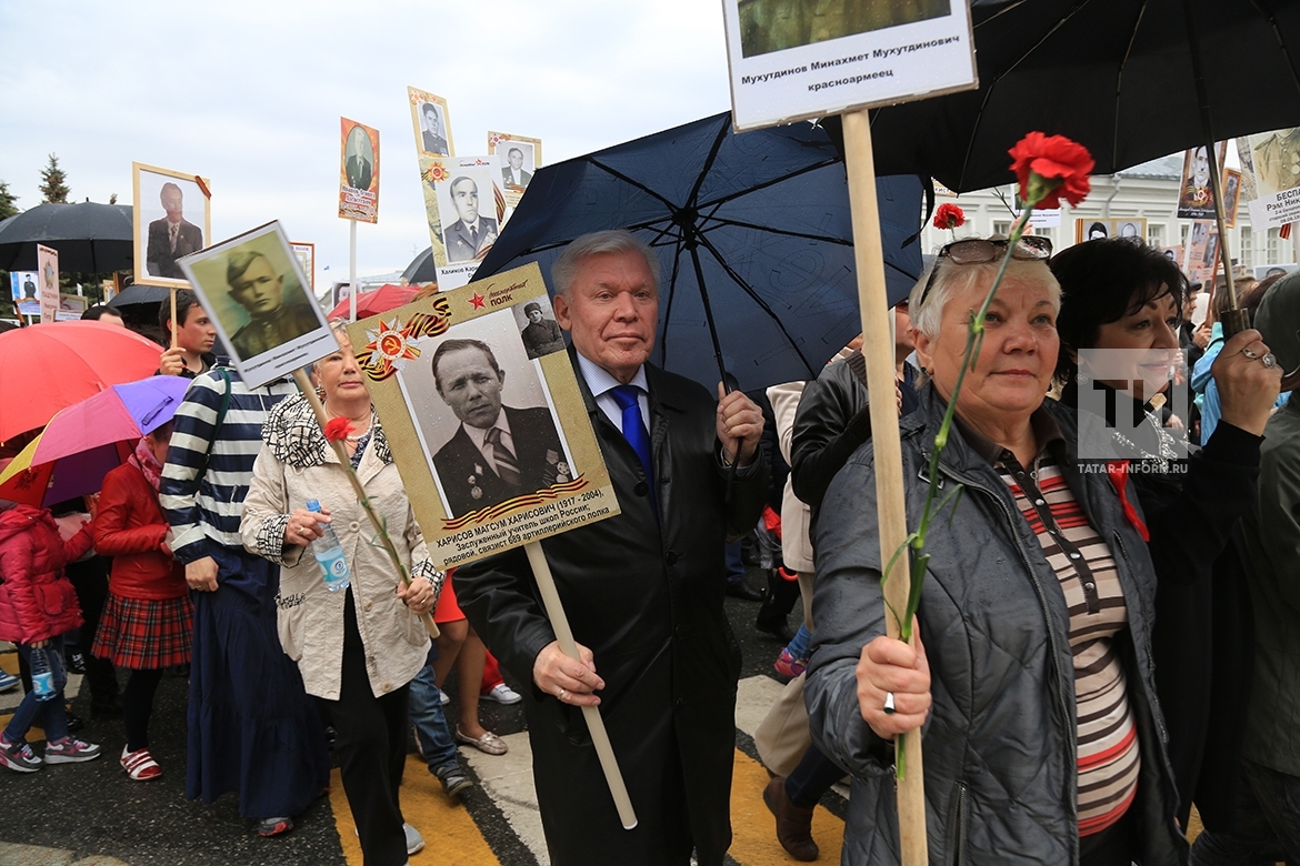 Фоторепортаж с шествия «Бессмертного полка» в Казани