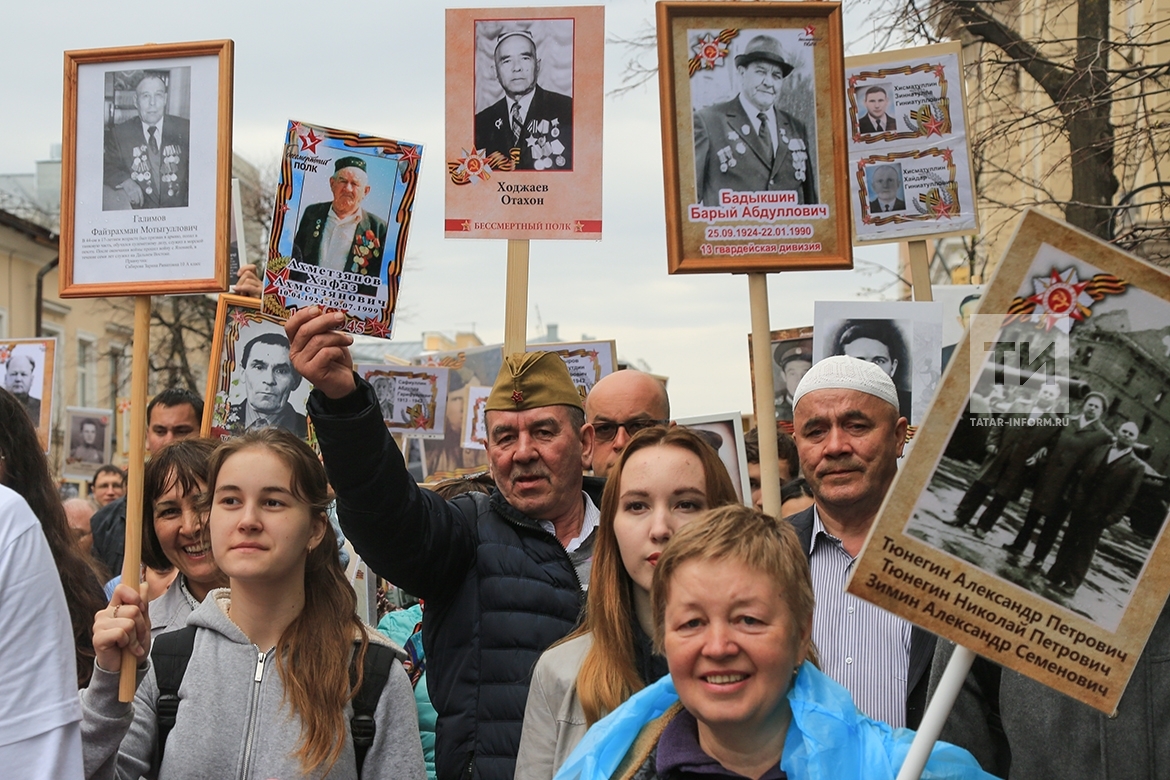 Фоторепортаж с шествия «Бессмертного полка» в Казани