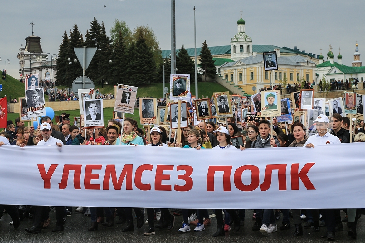 Фоторепортаж с шествия «Бессмертного полка» в Казани