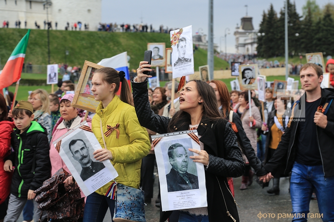 Фоторепортаж с шествия «Бессмертного полка» в Казани